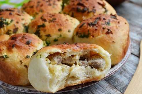 Бомбезные сырные булочки с мясной начинкой