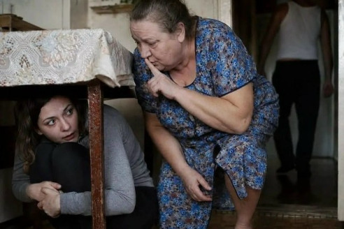 Приехав к бабушке Дарина услышала от неё слова: «Быстро на кухню, под стол, и молчи». А когда в коридоре раздались шаги мужчины...