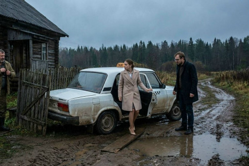 Дочь привезла жениха из столицы. Тот, увидев печь, спросил «какой марки этот камин?» Отец промолчал и вышел