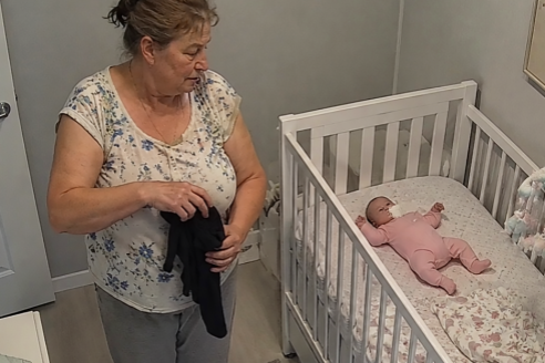 На приёме педиатр долго и молча осматривал мою трёхмесячную дочку, а потом вдруг закрыл дверь кабинета и тихо спросил, кто сидит с ребёнком дома. Я ответила, что моя свекровь