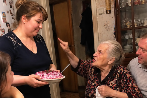 Во время вечеринки, когда я выносила еду, свекровь представила меня гостям: «А это моя невестка, теперь уже бывшая невестка – мой сын скоро разводится».