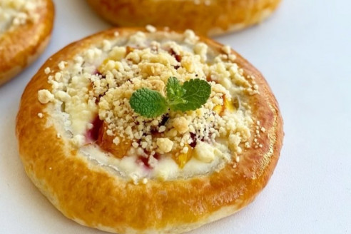 Вкусные ватрушки с творогом и нектарином: пошаговый рецепт