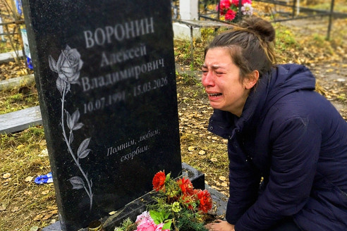 «Слишком часто на кладбище ходишь — тебе в детдом надо», — услышала от старушки Екатерина, придя на кладбище к мужу. А через несколько дней пришла в детдом и увидела ужасное.