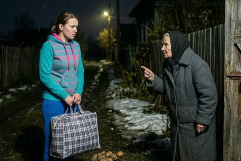 «Завтра к свекрови в деревню не езди», — сказала старушка. Жена осталась дома, а днем ей позвонили из дорожной службы