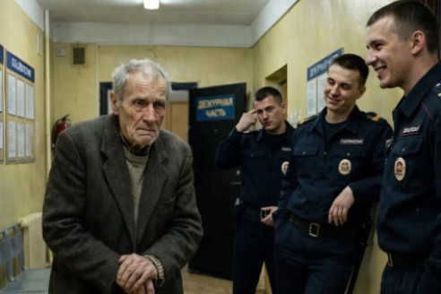 «Смяли заявление старика и бросили в урну… А через десять минут начальник участка побледнел, увидев, КТО стоит перед ним»