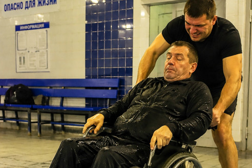 Сын столкнул своего отца-инвалида в бассейн, чтобы получить наследство, и вернулся домой как ни в чем не бывало. Но он не знал, что в этот момент все только начиналось.