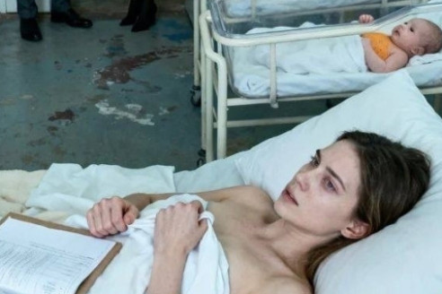 Он привёл любовницу в палату к жене, родившей тройню, и бросил ей на одеяло папку на развод