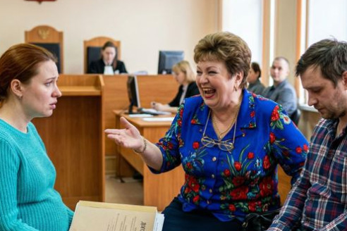 «Половина коттеджа наша, в браке куплено!» — хохотала свекровь в суде. Но через минуту улыбка исчезла, когда невестка достала папку