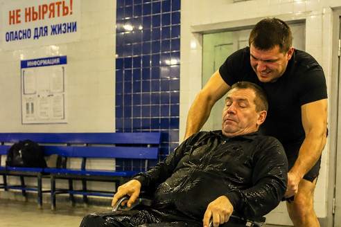 Сын столкнул своего отца-инвалида в бассейн, чтобы получить наследство, и вернулся домой как ни в чем не бывало. Но он не знал, что в этот момент все только начиналось.