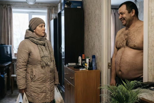 Я вернулась домой на два часа раньше обычного и сразу услышала странные звуки, доносящиеся из нашей спальни. Сначала я подумала, что в квартиру пробрались воры, но в этот момент из комнаты вышел мой муж — совершенно голый.