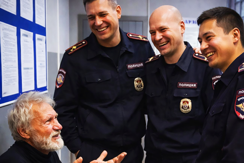 В отделении полиции посмеялись над 80-летним стариком и даже не приняли его заявление. Но полицейские даже не догадывались, кем на самом деле был этот стар и что произойдет, когда в отделение зайдет начальник отделения