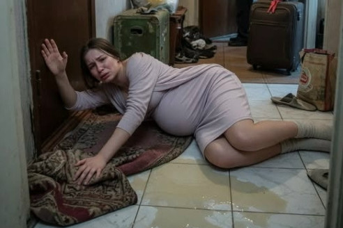 На 38-й неделе беременности свекровь посмотрела на мой живот, взяла сына за локоть и сказала так спокойно, будто просила вынести мусор