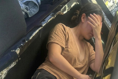 Перед свадьбой сына наш водитель шепнул: «Спрячьтесь под плед и слушайте».