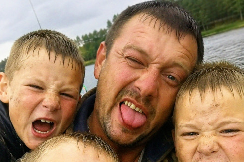 Муж увез троих сыновей на рыбалку и пропал вместе с ними. Никто из них не вернулся домой. А через шесть лет дочь нашла дома его телефон, которого там быть не могло.