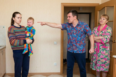 «Мама права, такая нищенка мне не пара» — заявил муж и выставил жену с сыном за порог.