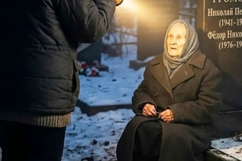 Охранница кладбища каждую ночь видела на мониторе силуэт старухи у могилы, но когда она подошла вплотную и включила фонарь, то едва не лишилась чувств от увиденного.