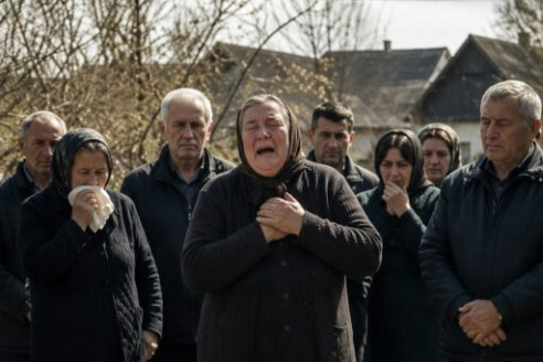 «Вы не понимаете… я видела своего сына живым во сне!» — кричала бедная мать, но никто ей не верил. Тогда она взяла лопату и начала раскапывать могилу своего сына 😱