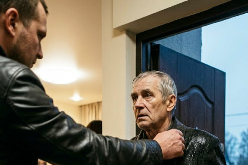 Я стоял в прихожей у дочери и смотрел, как они с зятем празднуют продажу моей квартиры, считая меня «отработанным материалом». Они не догадывались, что через два часа произойдет с их главным документом.