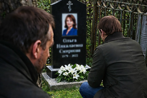 Год я находил на могиле жены чужие цветы. Однажды спрятался и услышал как незнакомый мужчина говорит такое, от чего у меня все оборвалось.