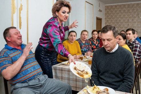 Звезда класса насмехалась над одноклассником.