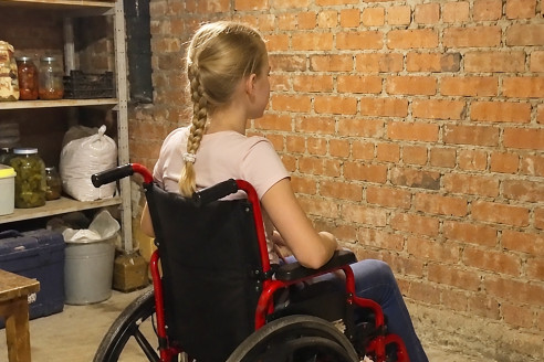 Мы удочерили 9-летнюю девочку с инвалидностью, а на следующий день она попросила показать подвал. Уставившись на кирпичную стену, она прошептала какие ужасы скрываются под нашим подвалом.