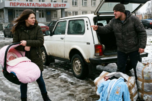 — Твоего тут ничего нет, уматывай! — крикнул муж у роддома