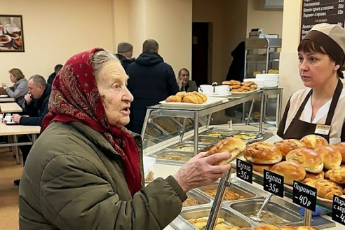 Крошки на полу