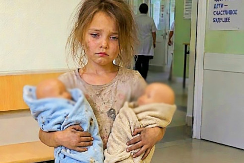 «Моя мама спит уже три дня» — 7-летняя девочка прошла несколько километров до больницы, неся на руках своих новорожденных близнецов. А когда полиция добралась до их дома, то побледнели, увидев то, что лежало на кухне.