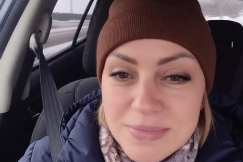 Моя тётя сорвала с пальца бабушки бриллиантовое кольцо на смертном одре — а через два дня после похорон пришла посылка, от которой у неё побледнело лицо.