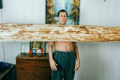 Мужчина-магнит из РФ попал в Книгу рекордов Гиннеса, притянув вес в 130 кг: что скрывается за редким даром