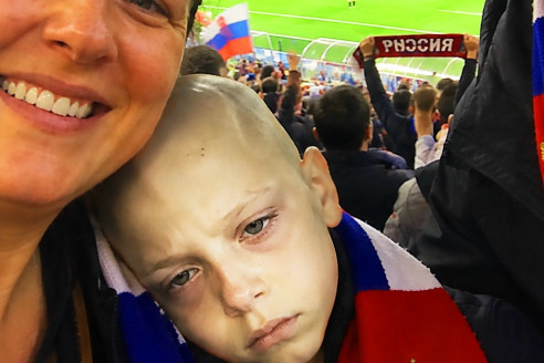 Врачи сказали, что моему 10-летнему сыну с раком 4 стадии осталось совсем мало времени. Его последнее желание было попасть на футбольный матч, но когда наши имена прозвучали на весь стадион, мой муж вдруг побледнел.
