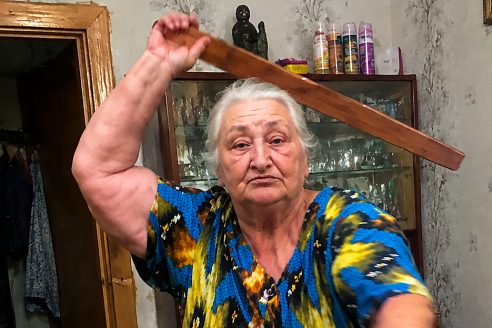 Свекровь избила внука за кусок блина, а когда мать ребёнка влетела на кухню, поняла: её мальчиков в этой семье считали чужими не просто так.