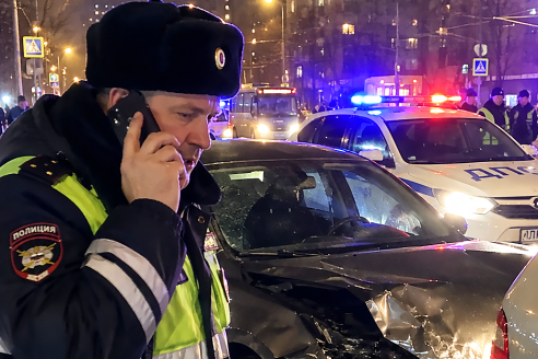 В 3:17 ночи мне позвонили из полиции и сообщили, что мой муж погиб в аварии. Я уже собиралась сказать, что произошла ошибка, потому что Михаил спал рядом со мной, пока полицейский не перечислил вещи, найденные у погибшего.