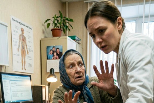 Она тридцать лет растила дочь воровки, пока её родная дочь таскала воду из колодца в глухой деревне. Страшная правда роддома 94-го года, которая вскрылась из-за одного случайного анализа.