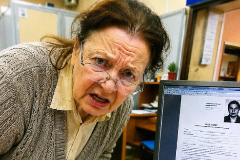Нина Петровна пришла в пенсионный фонд после своего 60-летия, но застыла от ужаса, когда сотрудница сказала ей: «Ваша пенсия уже оформлена вами 3 года назад!»