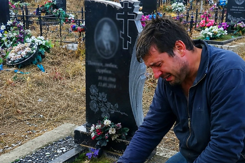 Родители пришли на могилу сына и заметили возле надгробия что-то необычное : Когда они узнали правду, это их поразило
