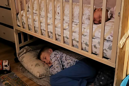 Мой 7-летний сын каждую ночь спал под кроваткой новорожденной сестры. А однажды в два часа ночи я услышала через радионяню его шепот: «Я больше не позволю бабушке это сделать». Тогда я поняла, что он прячется там вовсе не из-за ревности.