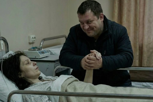 Узнав, что умирающей жене врачи дают три дня, муж вдруг взял её за руку и, улыбнувшись, прошептал: «Наконец-то! Я так долго этого ждал. Твой дом, твои миллионы — всё теперь будет моим».