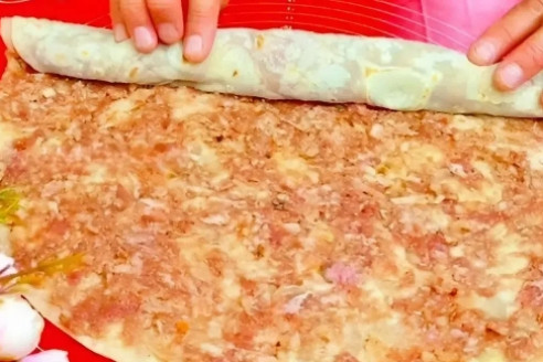 Закрутила фарш в лаваш — получилось вкуснее пельменей: быстрые «пельмешки-леняшки» к ужину