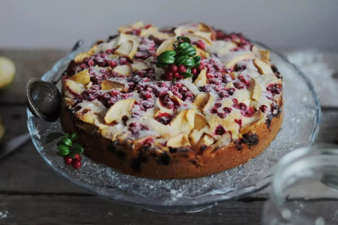 Пирог с яблоками и брусникой из дрожжевого теста