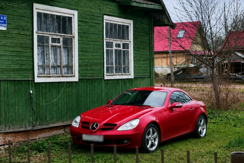 Я приехала к маме в гости и обомлела, увидев у её дома автомобиль моего жениха, который уехал в командировку. Вместо скандала, я решила подслушать и подсмотреть, но лучше бы я этого не делала.