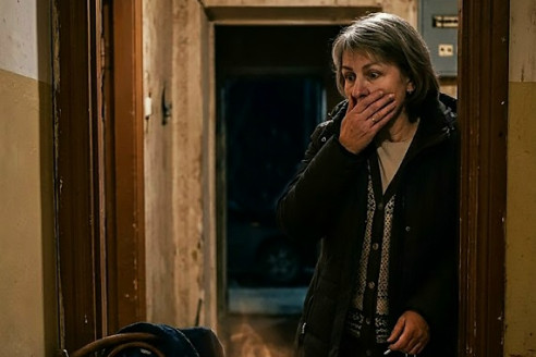 Ольга зашла в квартиру матери, запертую 10 лет назад, и не повериал глазам. Она увидела на столе дымящуюся чашку чая, и халат на стуле который она выбросила.