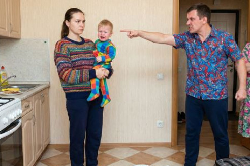 «Мама права, такая нищенка мне не пара» — заявил муж и выставил жену с сыном за порог, не зная, чей на самом деле это был квартирный вопрос