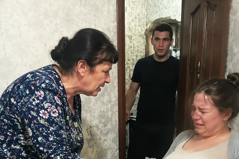 Свекровь держала раскалённый утюг у живота беременной невестки и требовала подписать отказ от ребёнка, но когда в дом вошёл сын, она сорвалась и выкрикнула то, после чего стало ясно, что всё это было только частью страшной тайны.