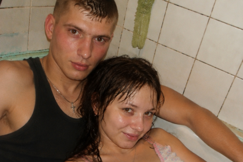Я вернулась домой в обед за документами и застала мужа с соседкой в ванной, а потом заперла их и вызвала её мужа, потому что после такого мне было уже важно не просто услышать оправдания.