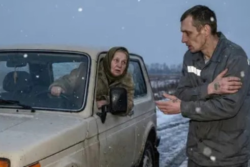 Вдова пустила пожить на дачу беглого осужденного, пока сын готовил дом к продаже — через месяц она не узнала свое жилье