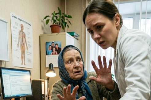 Она тридцать лет растила дочь воровки, пока её родная дочь таскала воду из колодца в глухой деревне. Страшная правда роддома 94-го года, которая вскрылась из-за одного случайного анализа.
