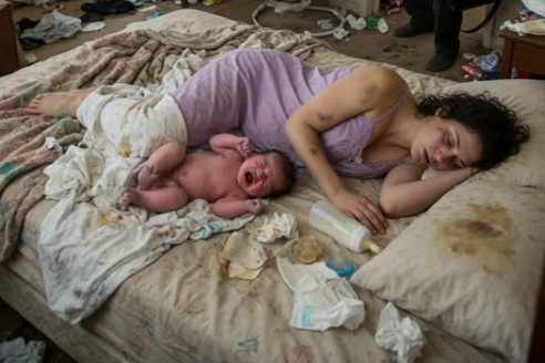 Моя мать ухаживала за моей женой четыре дня после родов.
