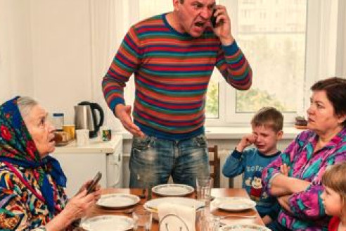 «Дорогая, ты где? А готовить кто будет?» — возмутился муж, созвав родню. Он не знал, что жена уже садится в самолет