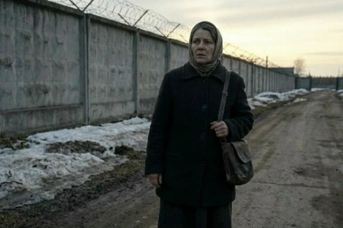 Мать отсидела пятилетний срок за преступление, совершенное сыном. Когда пришло время выходить на свободу, она надеялась увидеть его у ворот, но осталась в одиночестве.